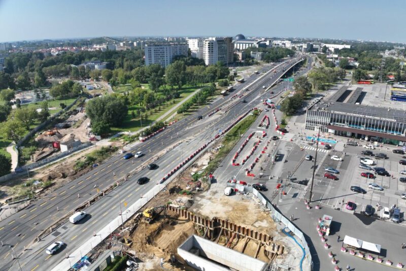 Varșovia - Lucrările la traseul de tramvai către Dworzec Zachodni avansează: circulație reorganizată pe Aleja Jerozolimskie și pregătiri pentru finalizarea sistemului rutier