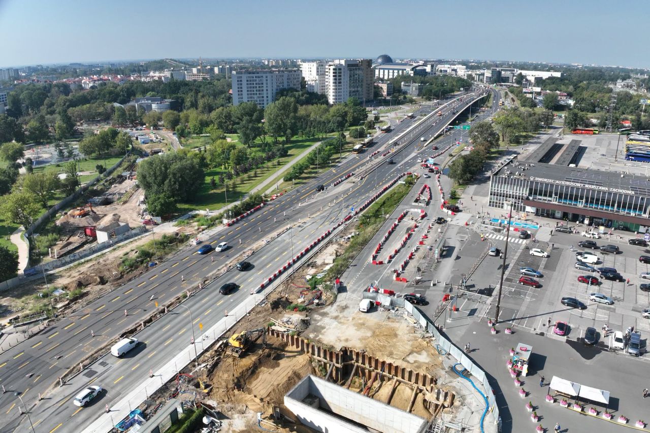 Varșovia - Lucrările la traseul de tramvai către Dworzec Zachodni avansează: circulație reorganizată pe Aleja Jerozolimskie și pregătiri pentru finalizarea sistemului rutier