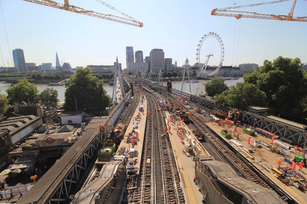 Network Rail modernizează secțiunea London Charing Cross–Waterloo East: 22 zile de lucrări esențiale pe Hungerford Bridge pentru creșterea fiabilității rețelei