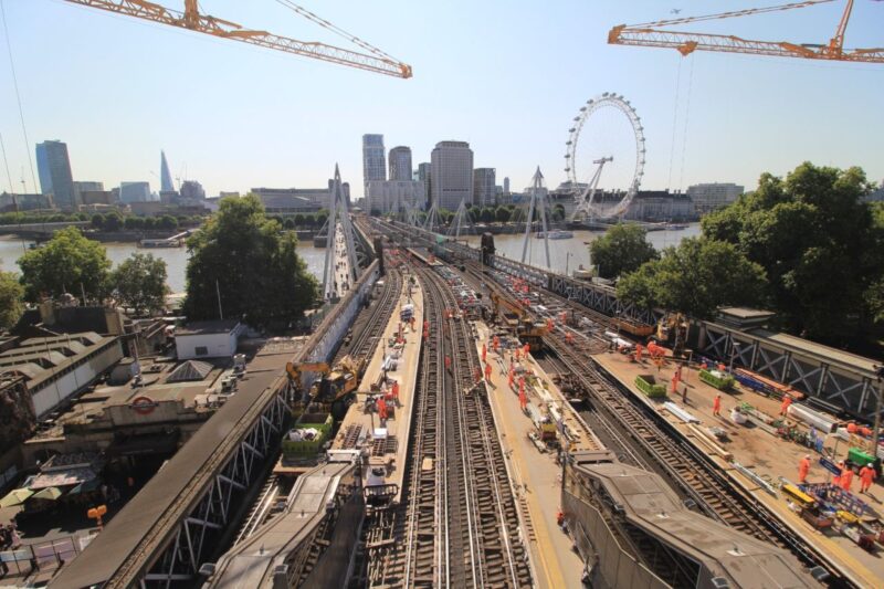 Network Rail modernizează secțiunea London Charing Cross–Waterloo East: 22 zile de lucrări esențiale pe Hungerford Bridge pentru creșterea fiabilității rețelei