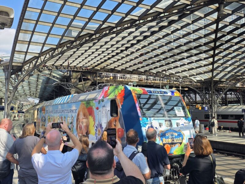 Locomotiva „Zippo” a SRI Rail Invest, dedicată Circului Roncalli, a fost botezată la Köln cu ocazia aniversării de 50 de ani
