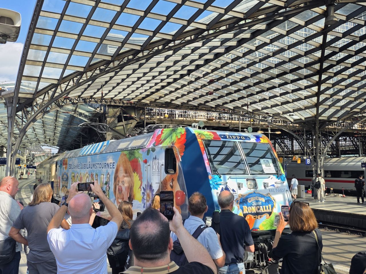 Locomotiva „Zippo” a SRI Rail Invest, dedicată Circului Roncalli, a fost botezată la Köln cu ocazia aniversării de 50 de ani