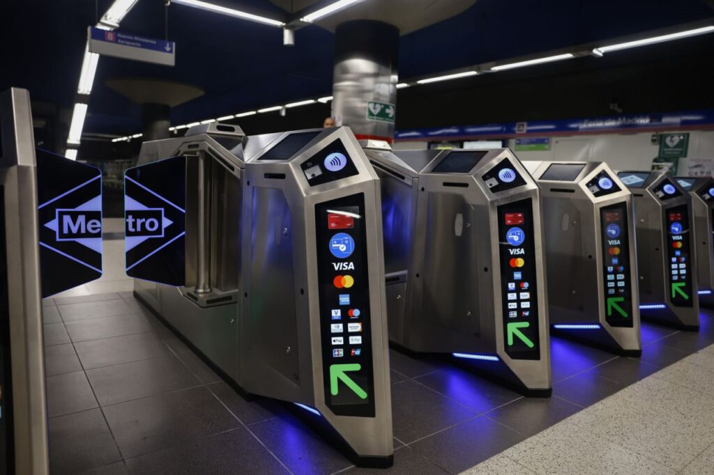 Metro Madrid introduce plata directă cu cardul la porți, cu tehnologia Indra Group și Nuek, modernizând accesul pentru milioane de călători