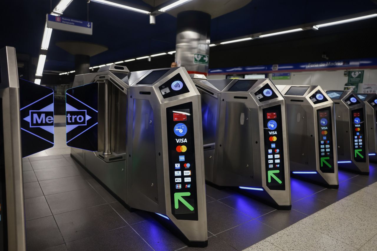 Metro Madrid introduce plata directă cu cardul la porți, cu tehnologia Indra Group și Nuek, modernizând accesul pentru milioane de călători