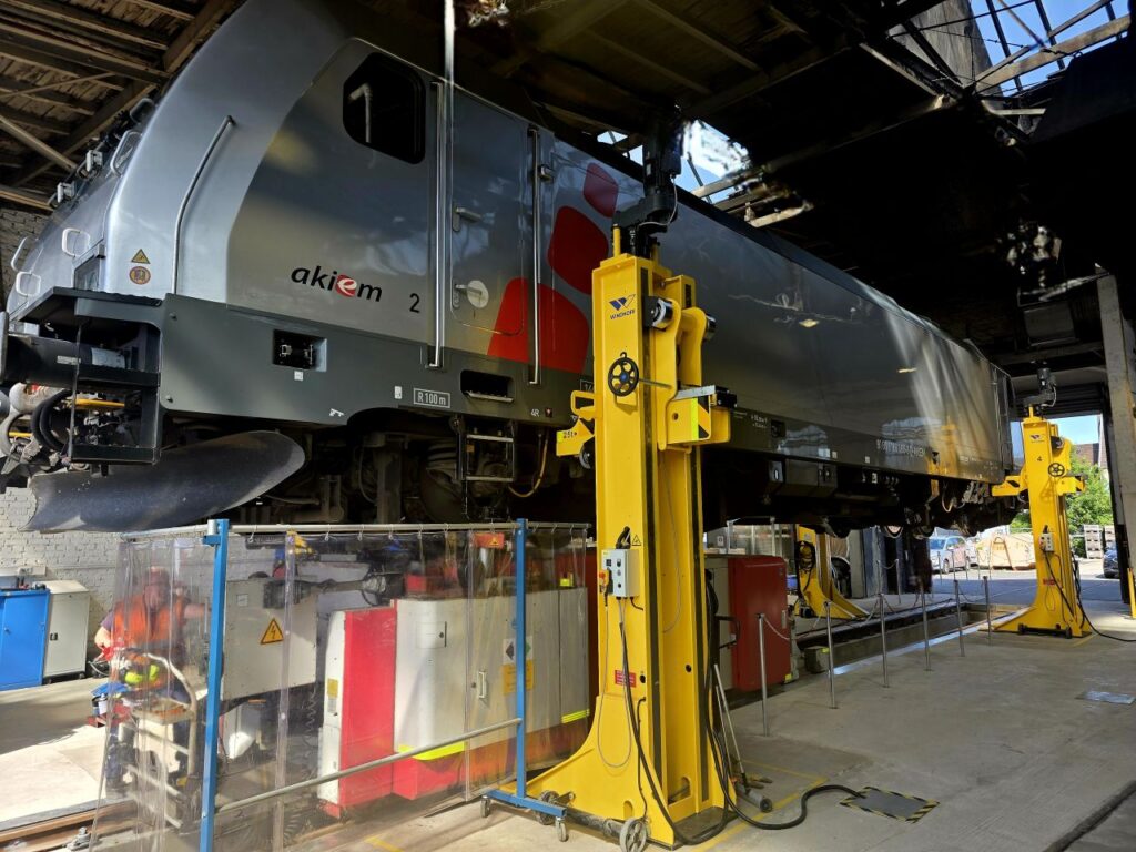 Akiem optimizează disponibilitatea locomotivelor prin centrele de reprofilare a roților din Krefeld și Ostricourt