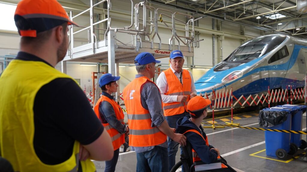 Alstom găzduiește vizita lui Dominik Hołuj în atelierul Pendolino, într-o inițiativă emoționantă dedicată pasiunii pentru căile ferate