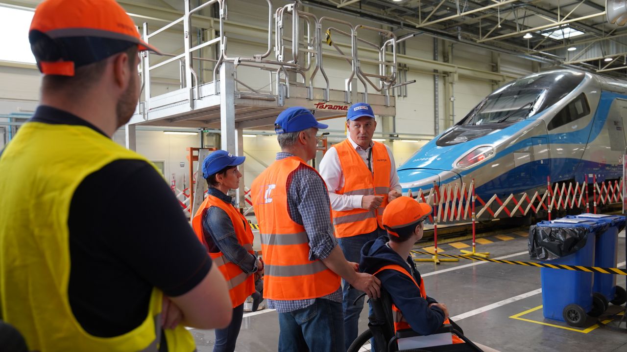 Alstom găzduiește vizita lui Dominik Hołuj în atelierul Pendolino, într-o inițiativă emoționantă dedicată pasiunii pentru căile ferate
