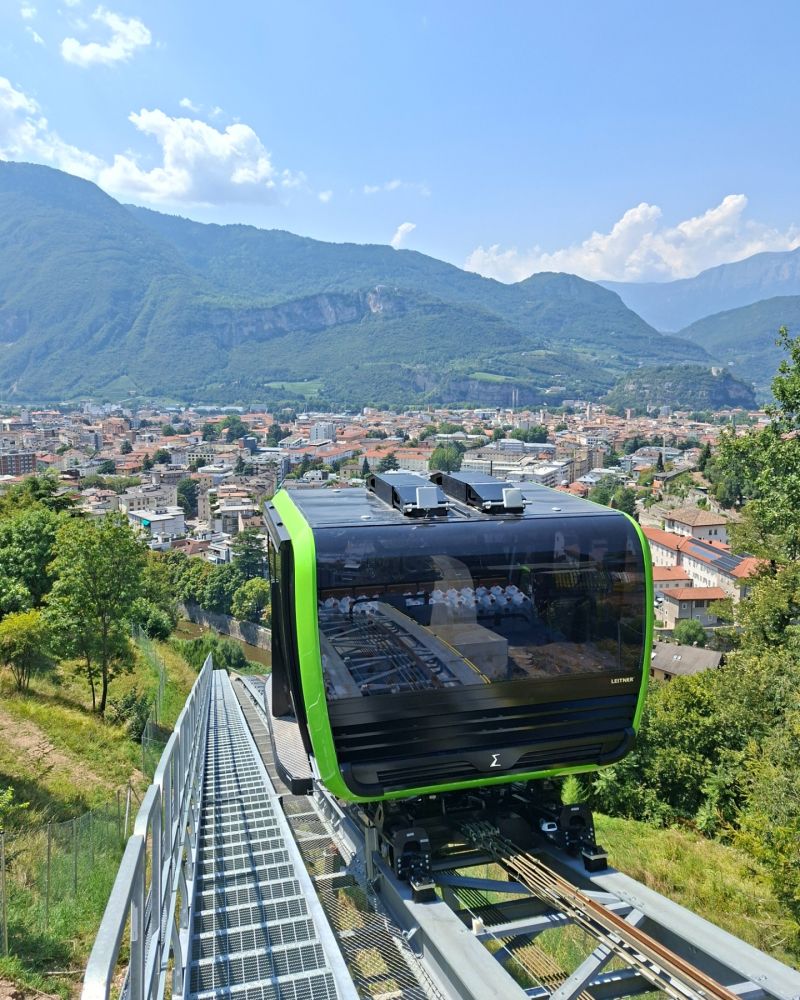 Cabina panoramică a liftului înclinat Mesiano (Trento) a fost instalată: proiectul intră în faza finală de punere în funcțiune