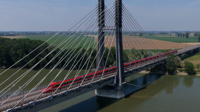 FS Group semnează cu Hitachi Rail pentru 19 trenuri de mare viteză destinate serviciului Paris–Londra din 2029, marcând prima competiție reală pentru Eurostar