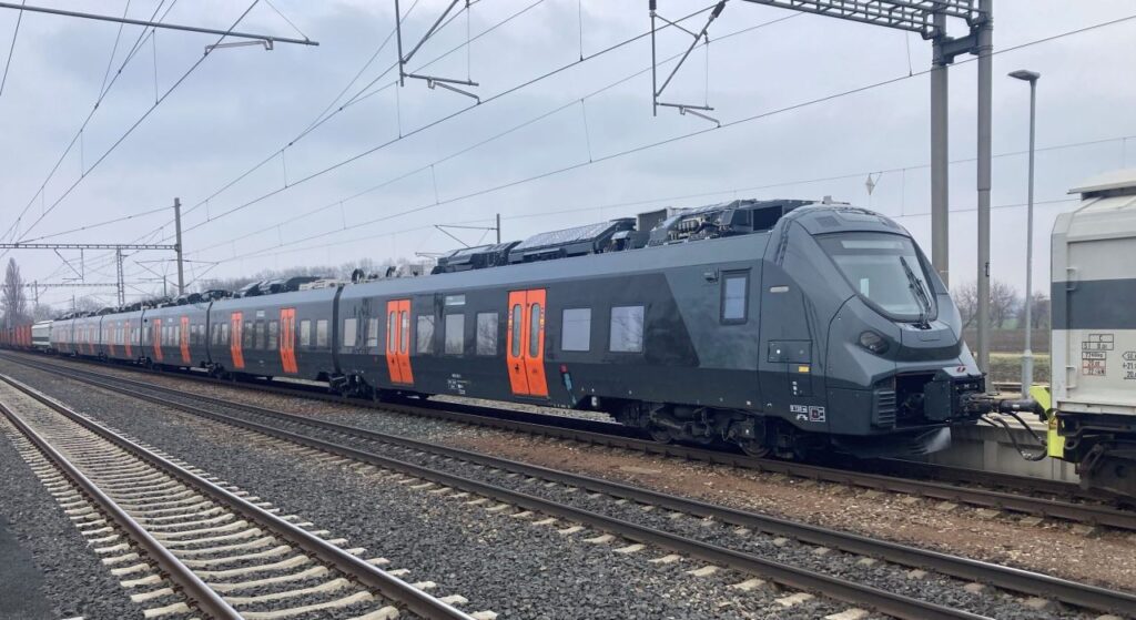 Activitate intensă la centrul de testare VUZ Velim – 27 de vehicule feroviare în probe simultane, de la trenuri electrice și pe baterii la locomotive pe hidrogen