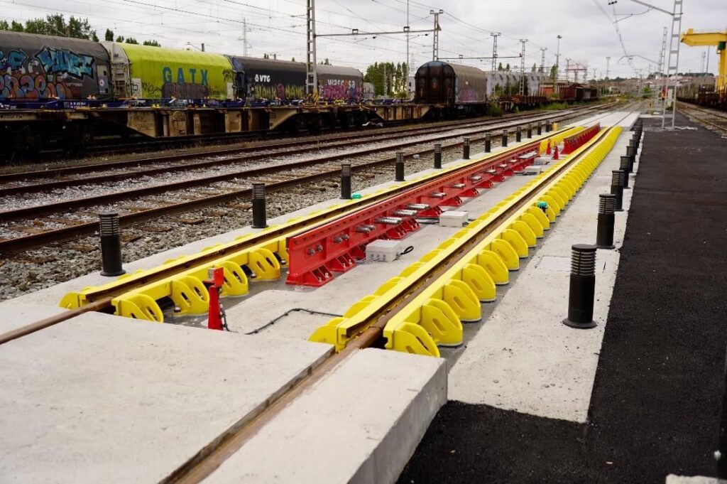 Grupo Azvi finalizează instalarea sistemului OGI de schimbare automată a ecartamentului la Irún – pilot strategic pentru interoperabilitatea trenurilor de marfă Madrid–Hendaye