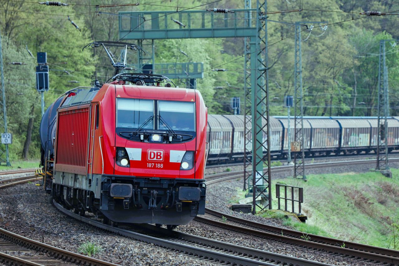 DB Fahrzeuginstandhaltung asigură disponibilitatea vagoanelor de marfă în contextul apelor scăzute pe Rin