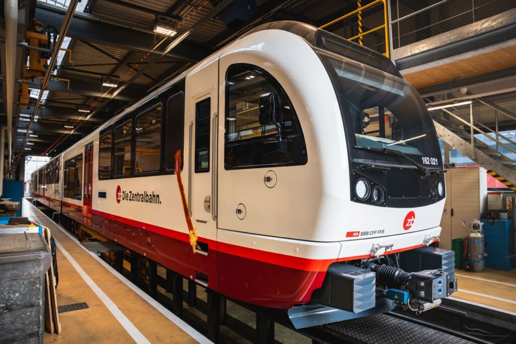 Titlu SEO: Primul FINK din noua generație a ajuns la Zentralbahn: vehiculul FINK 1 intră în testare înaintea debutului pe relația Lucerna–Engelberg