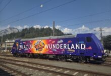 Lokomotion prezintă locomotiva 185 666 în design Miniatur Wunderland, dedicată aniversării de 25 de ani a celebrului muzeu feroviar din Hamburg