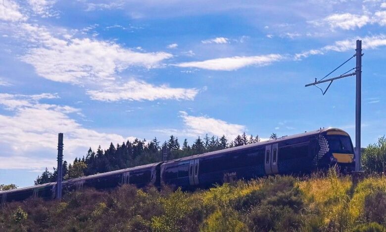 Electrificarea Borders Railway avansează: stâlpii pentru linia de contact sunt instalați, pregătind introducerea trenurilor baterie‑electrice ScotRail din anii 2030