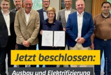 Linia Tübingen–Horb intră în etapa decisivă: acordul de planificare este semnat, iar electrificarea, noile stații și creșterea frecvenței trenurilor vor transforma mobilitatea în Neckar-Alb