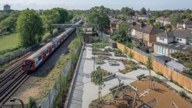 Guvernul britanic introduce principiul „yes by default” pentru locuințe lângă stațiile bine conectate, iar Places for London salută decizia: accelerarea dezvoltării urbane în jurul infrastructurii de transport