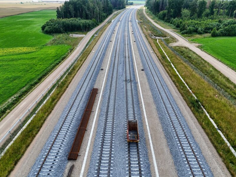 Rail Baltica accelerează lucrările: peste 250 km de linie pregătiți pentru construcție, noi tuneluri, stații și contracte în Estonia, Letonia și Lituania