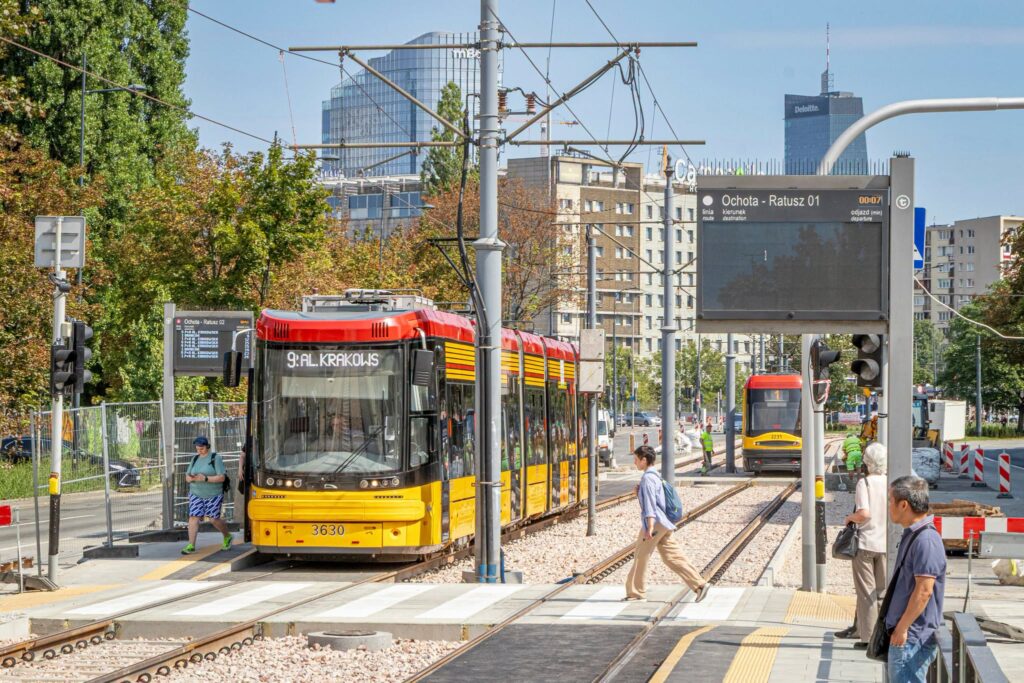 Tramvaiele revin pe Aleje Jerozolimskie din Varșovia odată cu finalizarea lucrărilor pe Grójecka - liniile 1 și 9 revin în Ochota