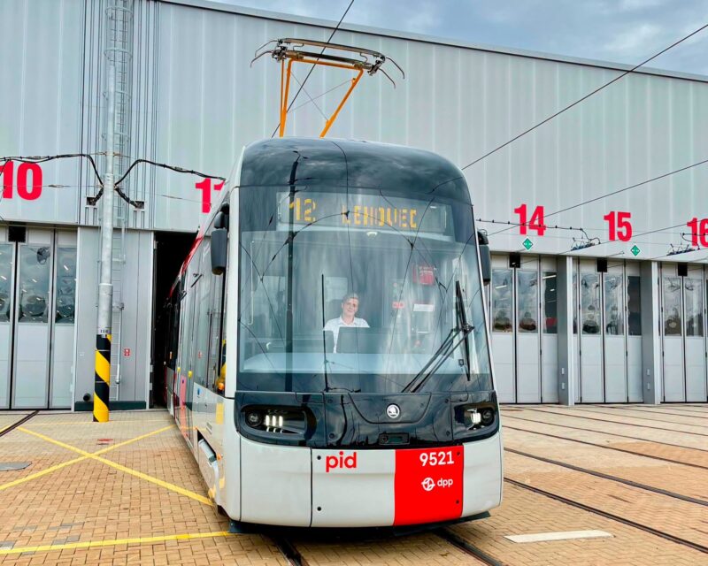 Primul tramvai Škoda 52T din a doua serie intră în circulație la Praga: livrările continuă până în 2027