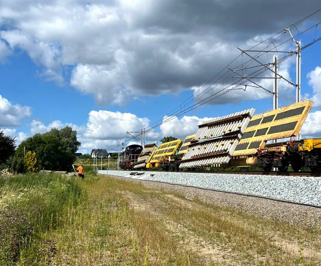 Transport feroviar special de 400 metri pe Kaszuby: trei locomotive, 16 vagoane și montarea noilor aparate de cale pe liniile 201 și 214