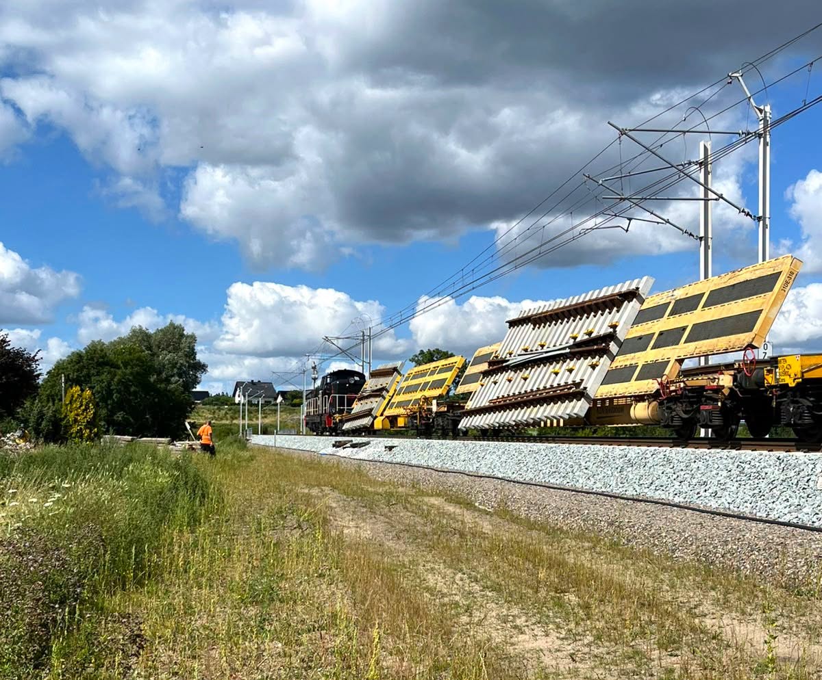 Transport feroviar special de 400 metri pe Kaszuby: trei locomotive, 16 vagoane și montarea noilor aparate de cale pe liniile 201 și 214