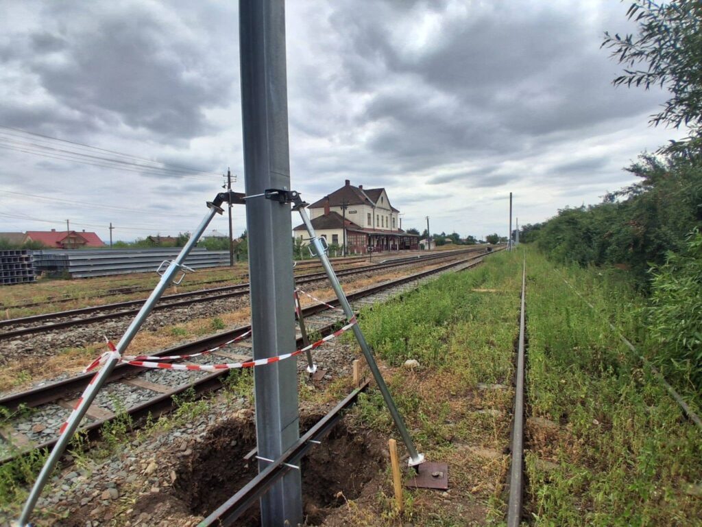 CFR SA - Au început lucrările de electrificare pe linia Dărmănești–Vicșani–Frontieră: primele fundații și stâlpi montați în Milișăuți