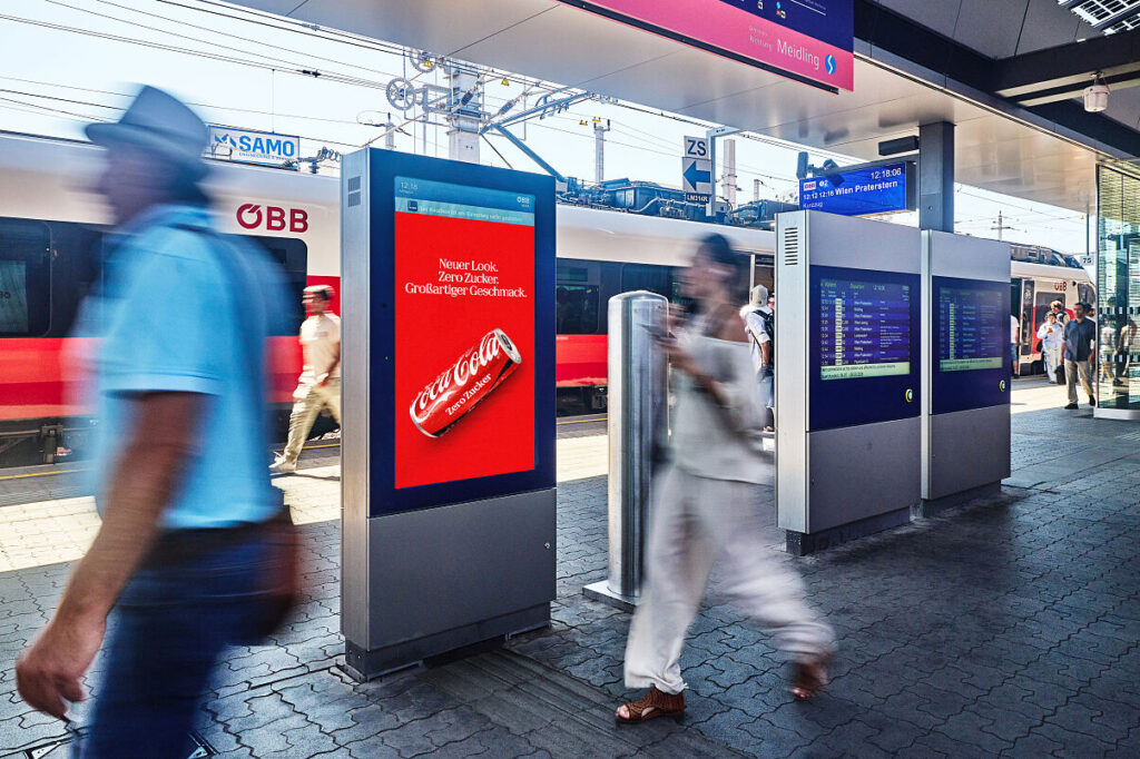 Coca-Cola, primul client care folosește integral noul portofoliu digital DOOH al ÖBB Werbung